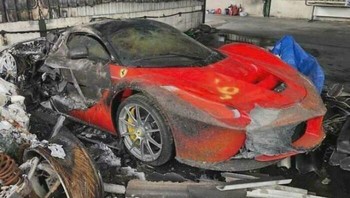 Sekali terbakar, habis semua. Supercar ini berubah jadi bangkai—harga fantastis lenyap dalam sekejap. Foto: Boredpanda