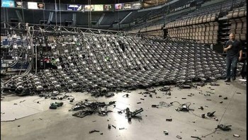 Efek domino yang menyakitkan. Rangka LED panggung ambruk—kerugian produksi dan peralatan langsung membengkak. Foto: Boredpanda