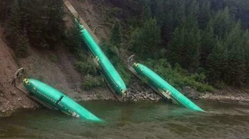 Salah jalur, berakhir tragis. Gerbong pesawat terlepas dan terjun ke sungai—momen apes yang biayanya bikin merinding. Foto: Boredpanda