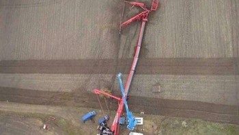 Ambisi besar, berakhir patah. Crane raksasa ini tumbang saat instalasi turbin angin—sekali salah perhitungan, kerugian proyek bisa melonjak miliaran. Foto: Boredpanda