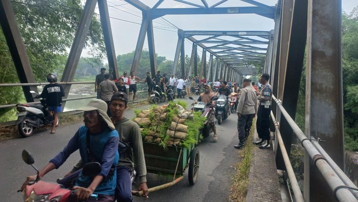 Geger temuan motor terparkir di sebuah jembatan di Magetan. Pemilik motor hilang misterius. Pencarian sedang dilakukan.