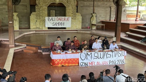 Gubernur Bali Wayan Koster dialog terbuka bersama mahasiswa Universitas Udayana di DPRD Bali, Rabu (22/4/2026).