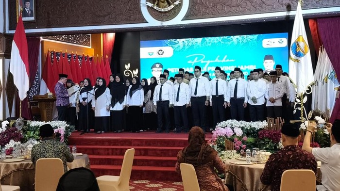 Gubernur Jambi Al Haris mengukuhkan petugas haji Provinsi Jambi tahun 2026