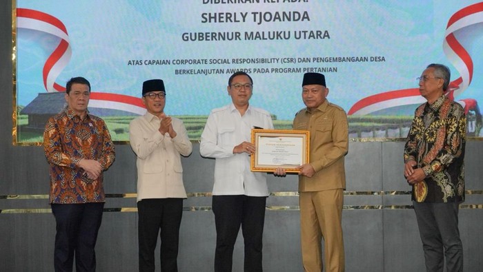 Gubernur Malut Sherly Tjoanda menerima penghargaan PDB Award 2026. Penghargaan dari Kemendes itu diterima Sherly yang diwakili Wagub Malut Sarbin Sehe.