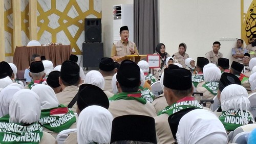 Gubernur NTB, Lalu Muhamad Iqbal, melepas 393 JCH kloter 1 asal Lombok Timur di Asrama Haji Embarkasi Lombok, Selasa malam (21/4/2026). (Foto: Ahmad Viqi/detikBali)
