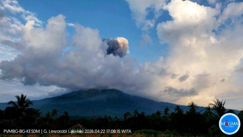 Gunung Lewotobi Laki-laki meletus lagi, Rabu (22/4/2026) sore.