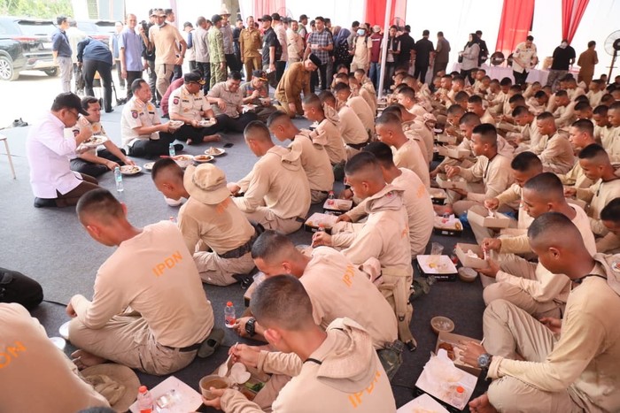 Hangat dan Sederhana, Momen Makan Siang Mendagri Bersama Praja IPDN