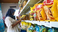 Dampaknya, harga jual minyak goreng di tingkat konsumen ikut terdorong naik, termasuk untuk produk dengan kemasan sederhana.
