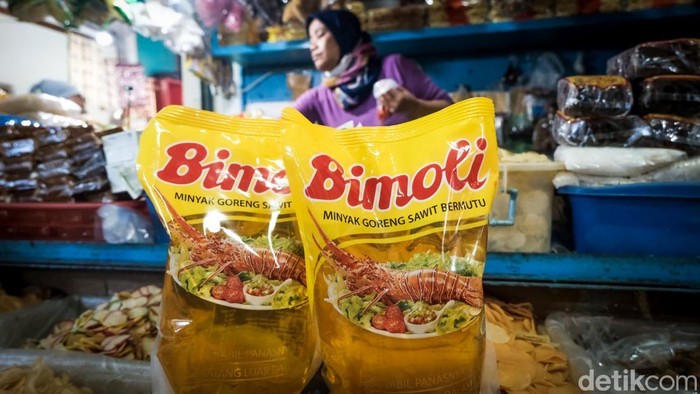 Mahalnya biaya plastik berimbas kepada kenaikan harga minyak goreng kemasan. Harga minyak goreng bisa mencapai Rp 21 ribu per liter.