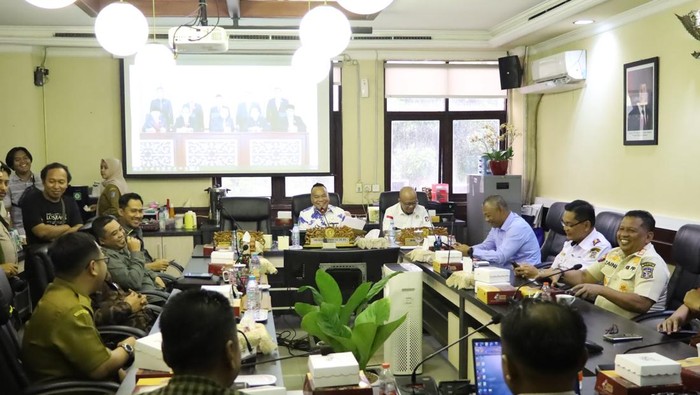 Hearing DPRD Surabaya dengan juru parkir