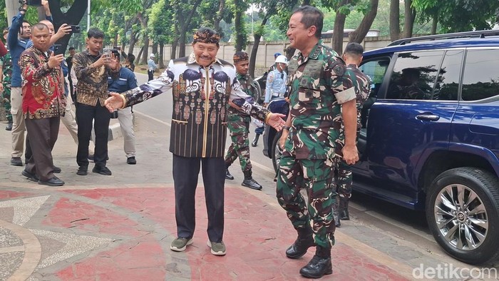 Hendropriyono menyambut KSAU mengunjungi Kraton Majapahit, Jakarta. (M Sholihin/detikcom)