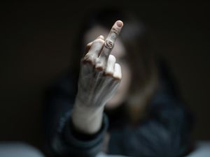 Kenapa Jari Tengah Dianggap Kasar? Ini Penjelasan Sejarahnya