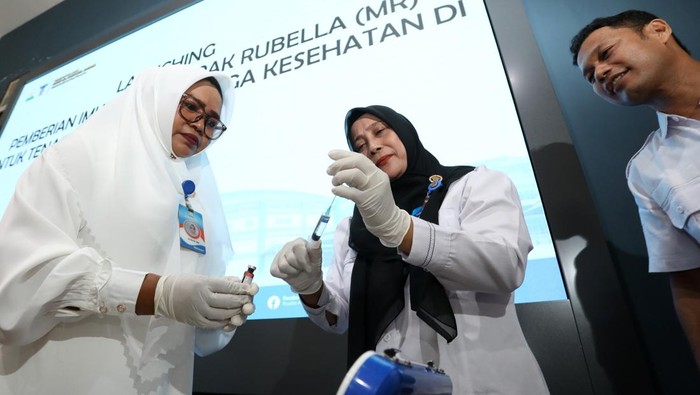 Petugas menyiapkan vaksin Measles Rubella (MR) untuk tenaga medis dan tenaga kesehatan di Rumah Sakit Umum Zainal Abidin (RSUZA) Banda Aceh, Aceh, Rabu (22/4/2026). Kementerian Kesehatan bersama Pemerintah Provinsi Aceh akan memberikan imunisasi campak rubella kepada 15,128 orang tenaga medis dan tenaga kesehatan serta dokter yang tersebar di 23 kabupaten dan kota, sebagai upaya pencegahan penularan dan mengurangi risiko kasus campak. ANTARA FOTO/Irwansyah Putra/kye