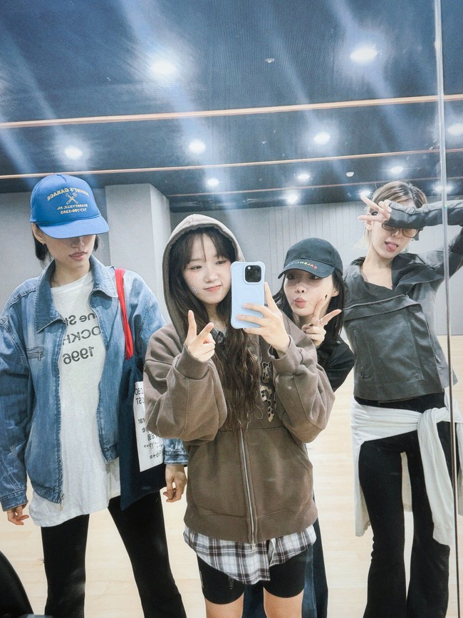 Sayangnya ada dua personel I.O.I yang tidak bisa berpartisipasi dalam reuni, Kang Mina dan Zhou Jieqiong. Saat menghadiri konferensi pers serial Netflix If Wishes Could Kill, Kang Mina mengaku sedih karena absen, namun ia merasa saat ini fokus mempromosikan proyek aktingnya adalah keputusan terbaik. Ia berharap fans tetap mendukungnya. Foto: Instagram