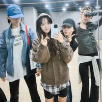Sayangnya ada dua personel I.O.I yang tidak bisa berpartisipasi dalam reuni, Kang Mina dan Zhou Jieqiong. Saat menghadiri konferensi pers serial Netflix If Wishes Could Kill, Kang Mina mengaku sedih karena absen, namun ia merasa saat ini fokus mempromosikan proyek aktingnya adalah keputusan terbaik. Ia berharap fans tetap mendukungnya. Foto: Instagram