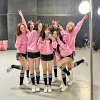 Kim Sejeong cs pun akhirnya mengumumkan nama fandom mereka secara resmi “Angdungi.” Nama yang juga mereka gunakan 10 tahun lalu untuk penggemar setianya saat masih aktif. Foto: Instagram