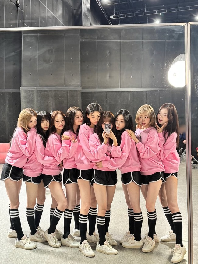 Setelah 10 tahun, girl group jebolan Produce 101, I.O.I akhirnya berkumpul kembali dengan rencana tur konser. Fans dapat melihat Kim Sejeong hingga Jeon Somi tampil bersama di atas panggung. Foto: Instagram