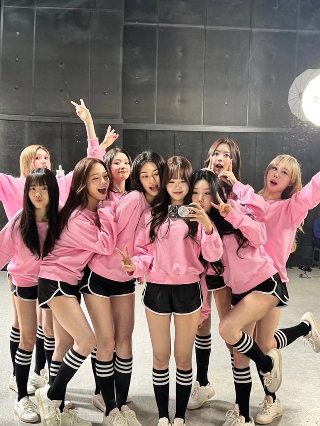 Para personel I.O.I kini membagikan foto persiapan mereka saat latihan, menarikan koreografi dari lagu-lagu hits-nya termasuk theme song Produce 101, Pick Me. Mereka kompak memakai sweater berwarna pink dan celana training hitam mirip kostumnya saat ikut Produce 101 dan ditempatkan di kelas A. Foto: Instagram