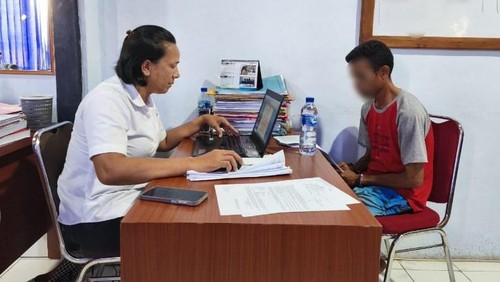 Janur Misa (43), pelaku penikam pacarnya, Agustina Tudenga (37), hingga tewas saat diperiksa penyidik Polresta Kupang Kota, NTT, Rabu (22/4/2026). (Dok. Polresta Kupang Kota)