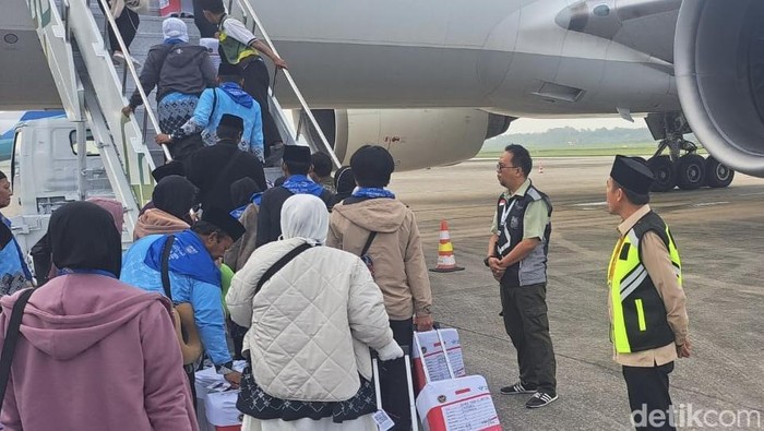 Jemaah calon haji di Palembang berangkat ke Tanah Suci