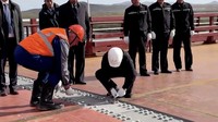 Proyek pembangunan jembatan ini dimulai pada April 2025 dan peresmiannya diawasi langsung Perdana Menteri Rusia Mikhail Mishustin. REUTERS/OLEG KOZHEMYAKO TELEGRAM CHANNEL