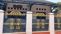 Pantauan detikcom, Selasa (21/4/2026) rumah tersebut kosong. Meski begitu, bagian luar rumah bercat krem itu terlihat bersih. Terpampang tulisan Rumah Singgah Julia Perez di bagian atas pintu masuk rumah tersebut. Foto: Febryantino/detikcom