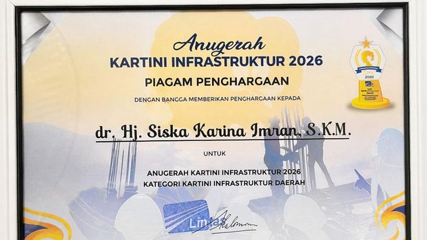 Kadis Kominfo Kota Kendari, Sahuriyanto, saat mewakili Wali Kota Kendari Siska Karina Imran meraih Anugerah Kartini Infrastruktur 2026. Dokumen Istimewa