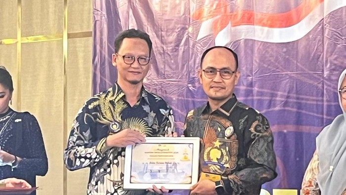 Kadis Kominfo Kota Kendari, Sahuriyanto, saat mewakili Wali Kota Kendari Siska Karina Imran meraih Anugerah Kartini Infrastruktur 2026. Dokumen Istimewa