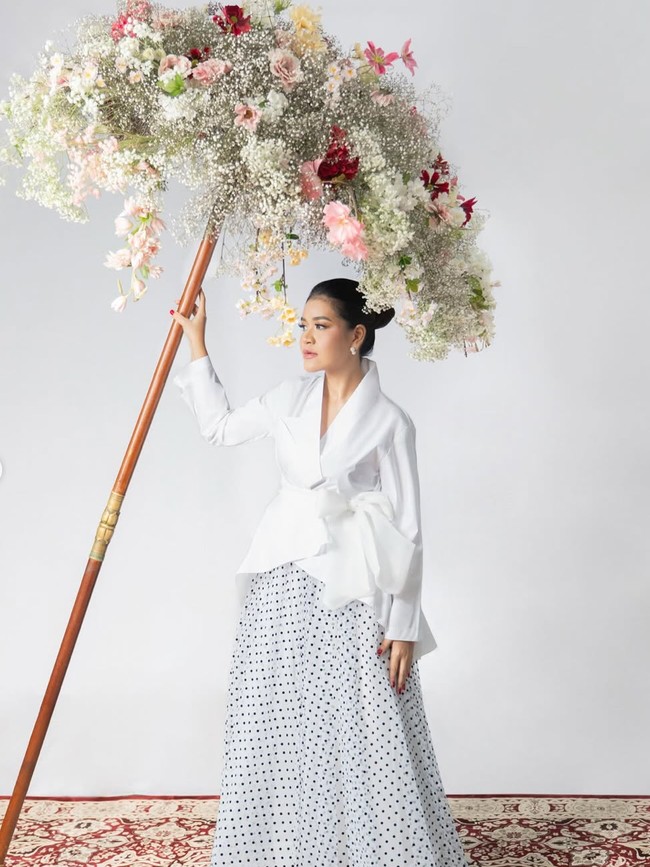 Gaya Kahiyang Ayu di Pemotretan Ultah ke-35, Flawless Dengan Riasan yang Soft