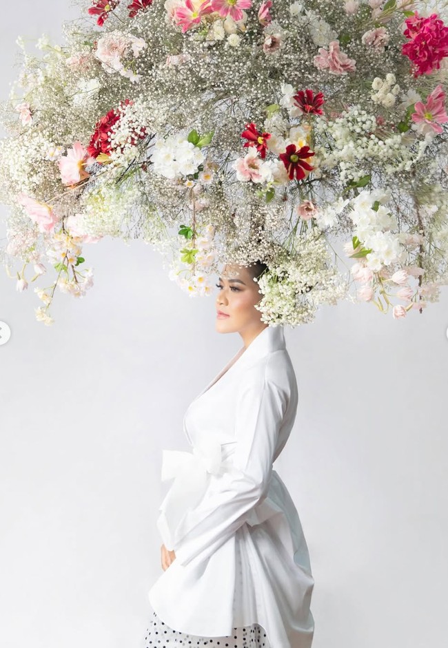 Istri Bobby Nasution itu memilih outfit bernuansa putih yang simpel namun berkelas. Atasan dengan potongan clean dipadukan dengan rok panjang bermotif polkadot. Foto: Instagram/@ayanggkahiyang