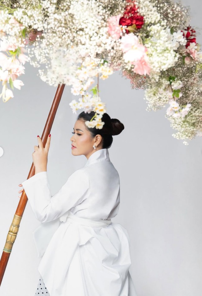 Riasan wajahnya terlihat natural dan flawless dengan menonjolkan kecantikan alami. Rambut ditata rapi dalam sanggul sederhana yang memperkuat kesan elegan dan dewasa. Tidak banyak aksesori yang digunakan, sehingga keseluruhan tampilan terlihat bersih, modern, dan sophisticated. Foto: Instagram/@ayanggkahiyang