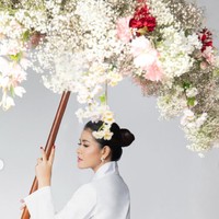 Riasan wajahnya terlihat natural dan flawless dengan menonjolkan kecantikan alami. Rambut ditata rapi dalam sanggul sederhana yang memperkuat kesan elegan dan dewasa. Tidak banyak aksesori yang digunakan, sehingga keseluruhan tampilan terlihat bersih, modern, dan sophisticated. Foto: Instagram/@ayanggkahiyang