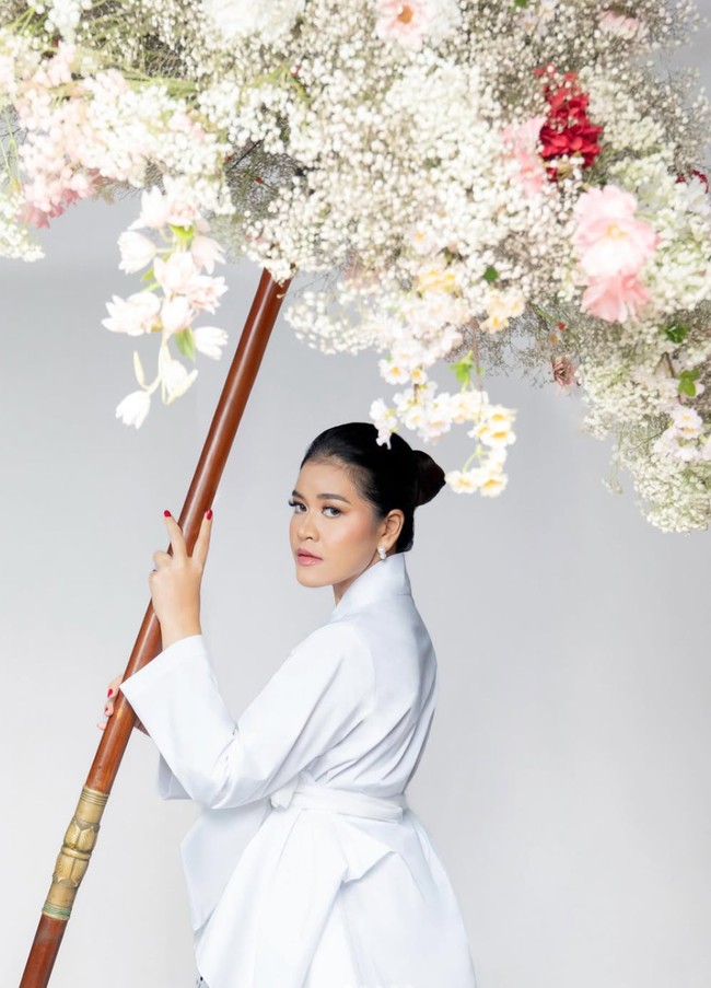 Penampilan Kahiyang di pemotretan tersebut banjir pujian netizen. Tak sedikit yang memuji kecantikannya dengan riasan soft yang flawless. Ya ampunnnnnn cantiknya, tulis salah satu komentar. Cantik sekali Ibu, komentar lain. Foto: Instagram/@ayanggkahiyang