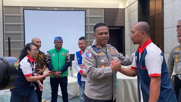 Kakorlantas Polri Irjen Agus Suryonugroho bersilaturahmi dengan perwakilan komunitas driver ojol dari berbagai daerah dalam program 'Polantas Menyapa dan Melayani'.