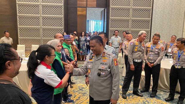 Kakorlantas Polri Irjen Agus Suryonugroho bersilaturahmi dengan perwakilan komunitas driver ojol dari berbagai daerah dalam program 'Polantas Menyapa dan Melayani'.