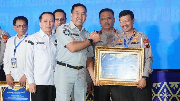 Kakorlantas Polri Irjen Agus Suryonugroho memberikan penghargaan kepada sejumlah Polda di Indonesia atas inovasi dalam pelayanan Samsat.