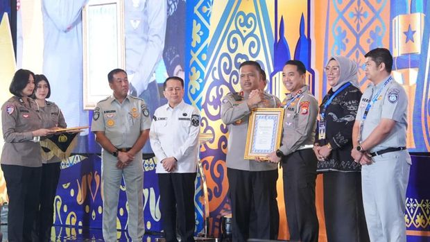 Kakorlantas Polri Irjen Agus Suryonugroho memberikan penghargaan kepada sejumlah Polda di Indonesia atas inovasi dalam pelayanan Samsat.
