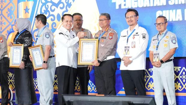 Kakorlantas Polri Irjen Agus Suryonugroho memberikan penghargaan kepada sejumlah Polda di Indonesia atas inovasi dalam pelayanan Samsat.