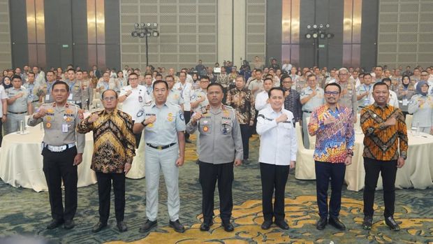 Kakorlantas Polri Irjen Agus Suryonugroho membuka acara Rakor Pembina Samsat Tingkat Nasional Tahun Anggaran 2026 di Hotel Padma, Kota Semarang, Jawa Tengah, Rabu (22/4/2026).