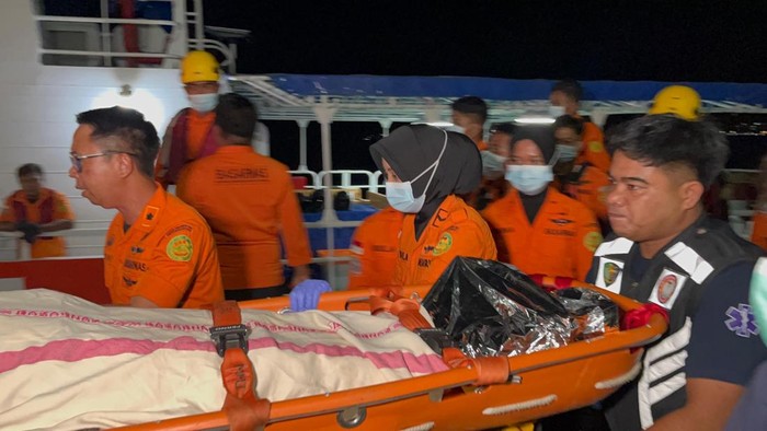 Tim SAR evakuasi ABK Muhammad Yanto dari kapal MV Ocean Galaxy di Mamuju setelah serangan jantung. Sayangnya, nyawanya tidak tertolong.