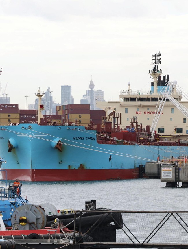 Kapal Tanker Maersk Cyprus Bersandar di Sydney, Aktivitas Pelabuhan Botany Ramai