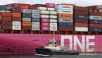 Kapal Tanker Maersk Cyprus Bersandar di Sydney, Aktivitas Pelabuhan Botany Ramai