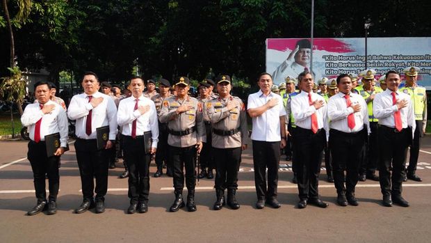 Kapolda Metro Jaya Irjen Pol Asep Edi Suheri menyematkan pin emas Kapolri kepada personel pengungkap 516 kilogram sabu, Rabu (22/4/2026).