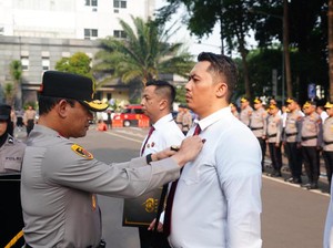 Kapolda Metro Serahkan Pin Emas Kapolri ke Personel Pengungkap 516 Kg Sabu