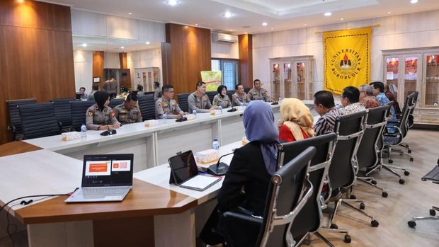 Kapolres Jaktim Kombes Alfian Nurrizal berdiskusi dengan akademisi membahas dinamika sosial.