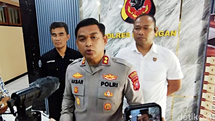 Kapolres Kuningan, AKBP Ali Akbar saat memberikan keterangan pelaku pembuangan bayi di Kuningan
