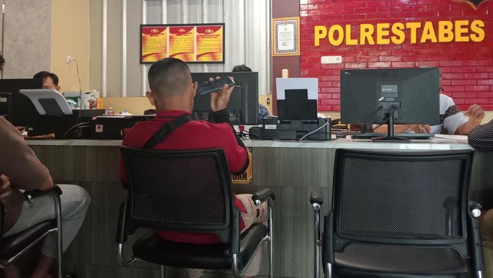 Karyawan restoran melaporkan rekan kerjanya ke polisi atas dugaan pelecehan