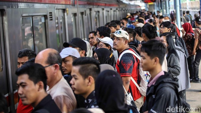 Sejumlah penumpang bersiap menaiki KRL di Stasiun Tanah Abang Baru, Jakarta Pusat, Rabu (22/4/2026). Pada jam sibuk pagi, moda transportasi ini tetap menjadi andalan mobilitas masyarakat urban.