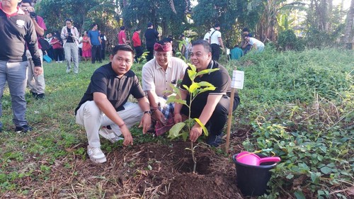Kegiatan tanam bibit pohon di setra Desa Adat Bukit Jangkrik, Kelurahan Samplangan, Gianyar, Rabu (22/4/2026). (Dok Pemkab Gianyar)