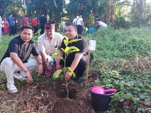 Peringati Hari Bumi, Gianyar Tanam 300 Bibit Pohon dan Siapkan Hutan Kota